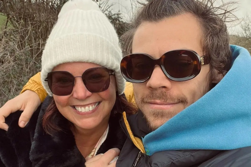 Harry Styles con su mamá