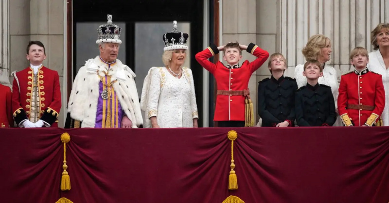 Kralj Charles, kraljica Camilla, Annabel Elliot, zajedno s članovima obitelji na krunidbi 6. svibnja 2023.