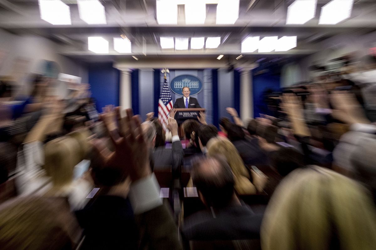 Oras na ba para isabit si Sean Spicer sa isang polygraph machine?