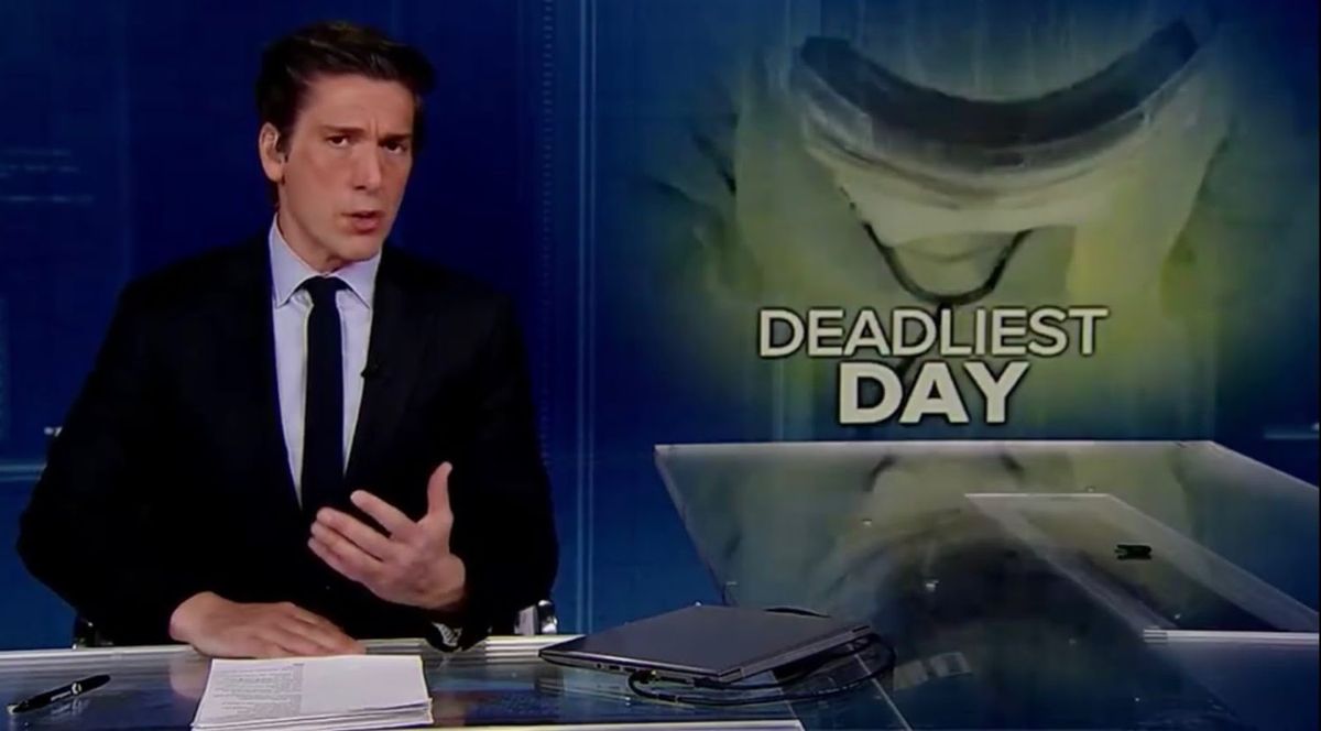 L'Amérique regarde à nouveau les nouvelles du soir. Les numéros des journaux télévisés sont en hausse. En haut.