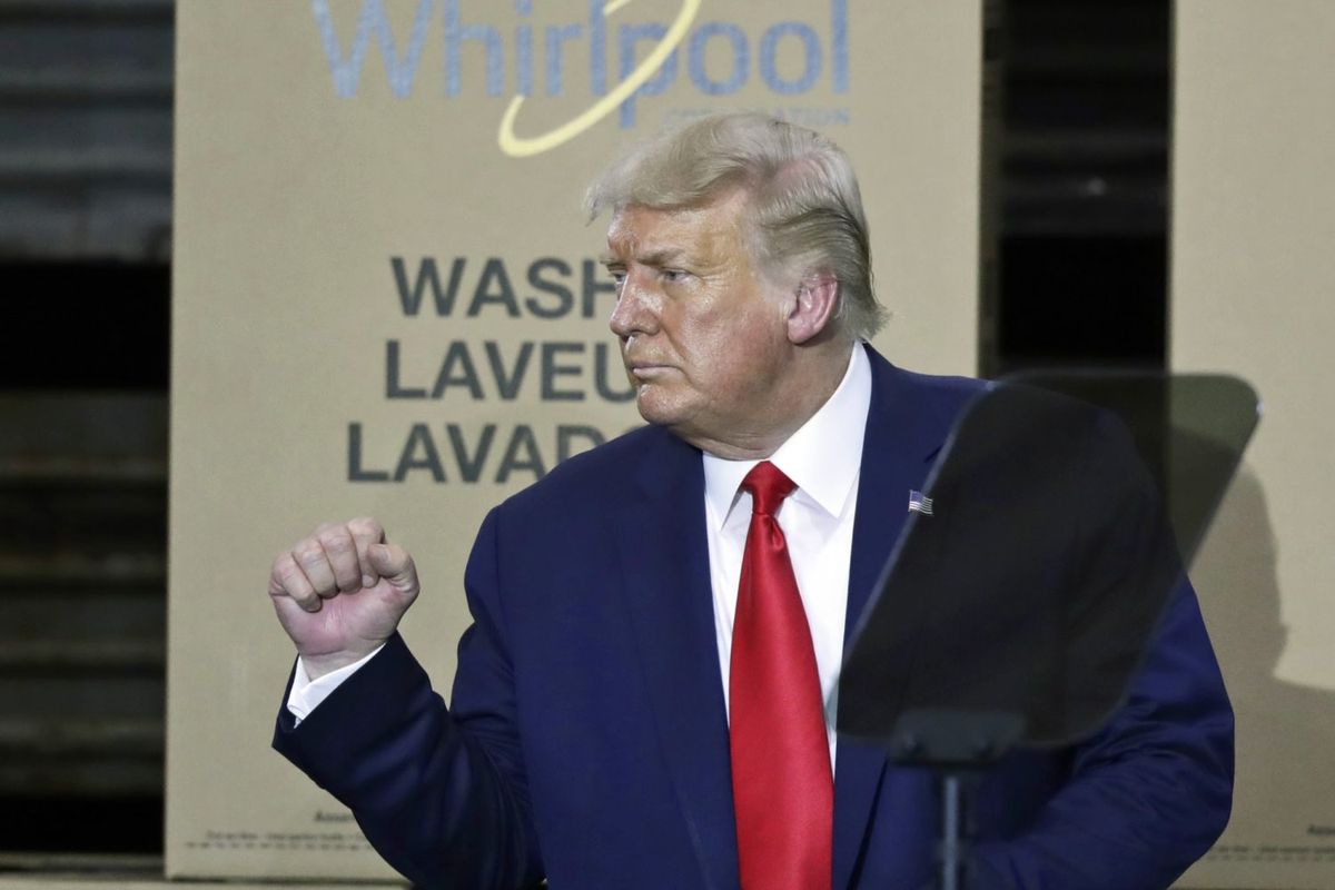 Президент Трамп Twitter, Facebook және, өкінішке орай, Қытайға ренжіді