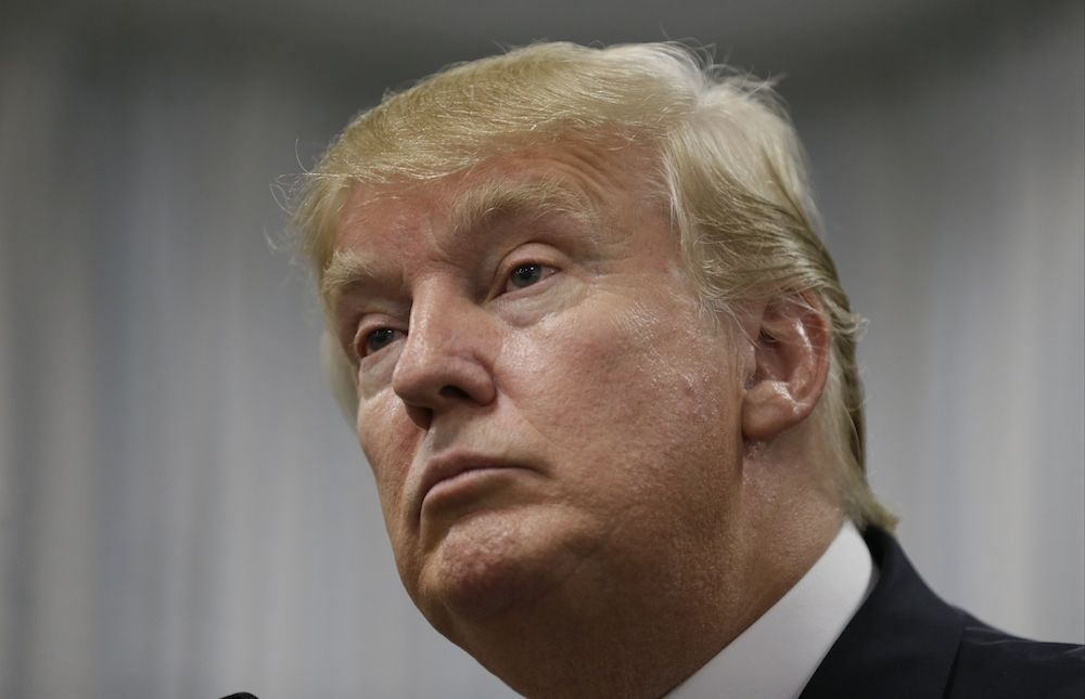 Республикалық партиядан президенттікке үміткер Дональд Трамп 2015 жылғы 25 шілдеде, сенбіде Айова штатының Оскалуса қаласында өткен баспасөз мәслихатында сөйлейді. (AP Фото/Чарли Нейбергалл)