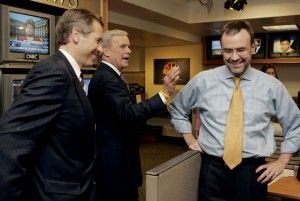 Колишній ведучий NBC Nightly News Том Брокоу (в центрі) та його наступник Браян Вільямс (ліворуч) зустрічаються з виконавчим продюсером Nightly News Стівом Капусом у відділі новин NBC в Нью-Йорку перед Брокау.
