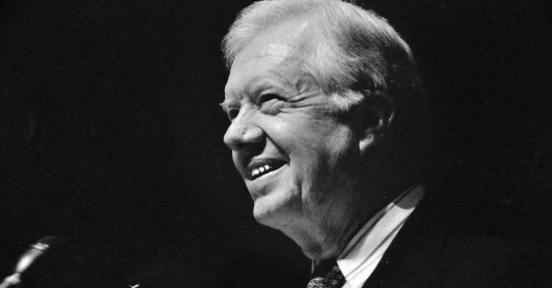 Jimmy Carter dando un discurso en una foto en blanco y negro