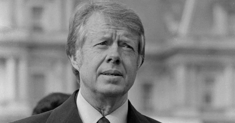 Antigua fotografía en blanco y negro de Jimmy Carter dirigiéndose a una multitud