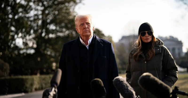 Donald și Melania Trump în fața microfoanelor.