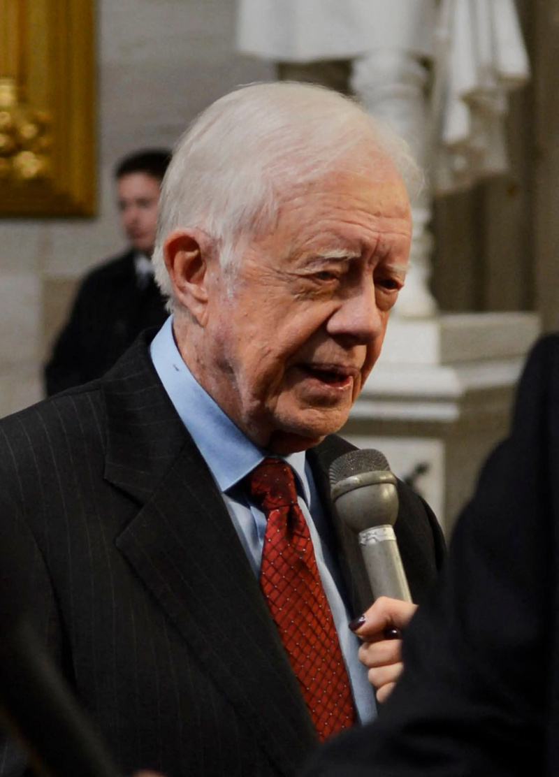 Jimmy Carter taler til en folkemængde.
