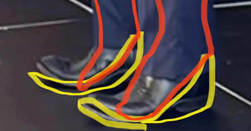 Dibujando sobre un par de Ron DeSantis's boots