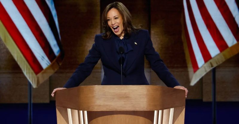 Candidatul democrat la președinție, vicepreședintele SUA Kamala Harris vorbește pe scenă în ultima zi a Convenției Naționale Democrate