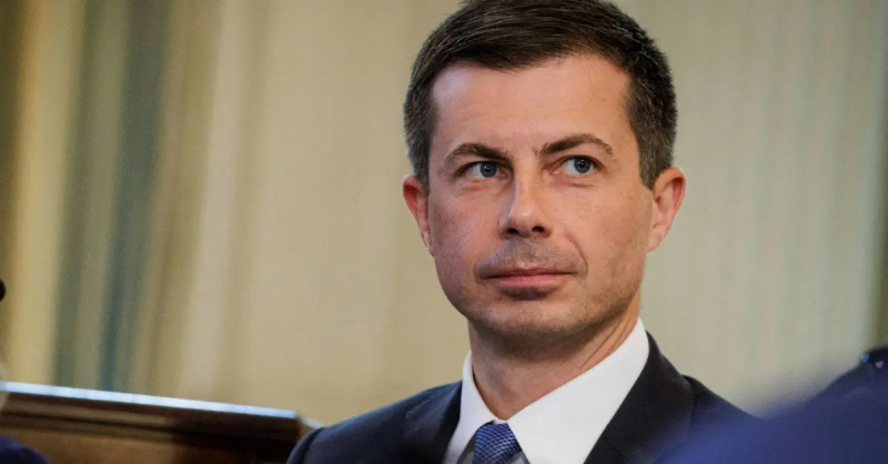 Pete Buttigieg sa zúčastňuje zasadnutia Rady pre súťaž prezidenta Joea Bidena