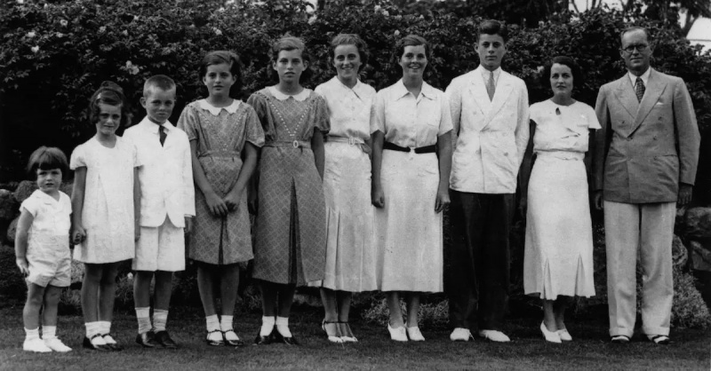 (l-r): Edward, Jeanne, Robert, Patricia, Eunice, Kathleen, Rosemary, John F Kennedy, Rose και Joe Kennedy