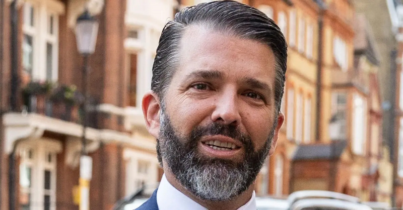 Donald Trump Jr intrând într-un eveniment