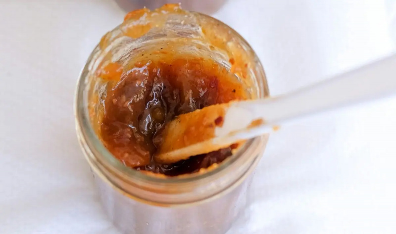 Mango chutney marmelade blandes i en krukke