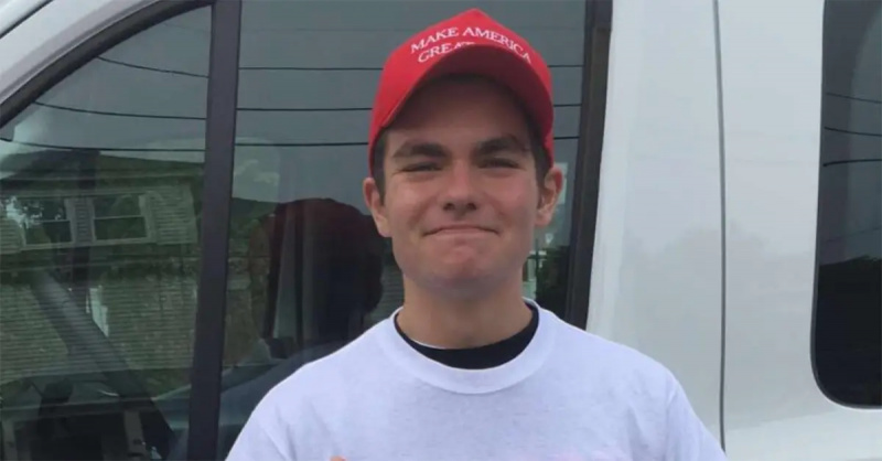 Nick Fuentes dans un chapeau Make America Great Again.