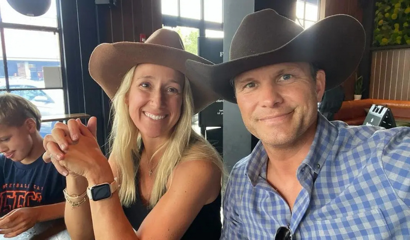 Pete Hegseth กำลังเพลิดเพลินกับอาหารในหมวกคาวบอยกับภรรยาคนที่สาม