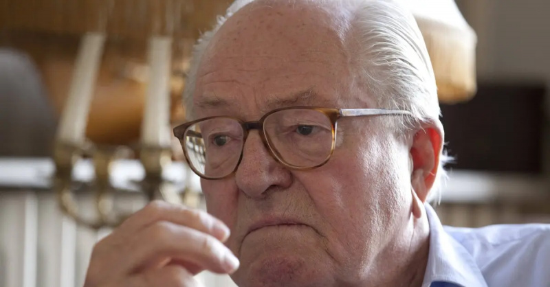 Jean-Marie Le Pen z zaniepokojonym wyrazem twarzy