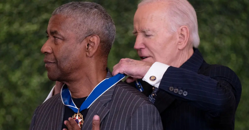 Joe Biden dává Denzelovi Washingtonovi medaili svobody