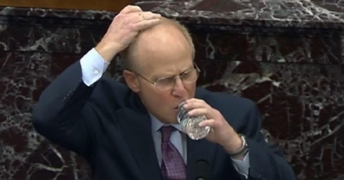 David Schoen kann sich wegen seiner Religion beim Wassertrinken den Kopf halten