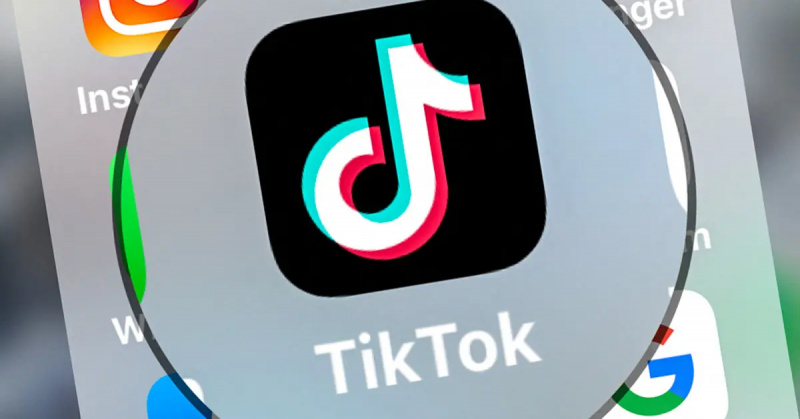 Pietuvināts TikTok logotips tālrunī.