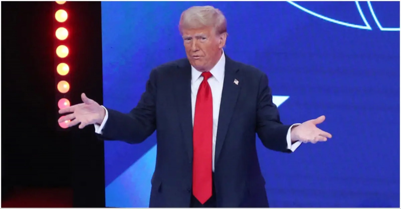 Donald Trump encogiéndose de hombros durante un discurso