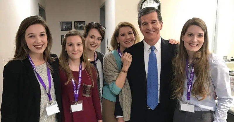 Roy Cooper cùng vợ và các con gái.