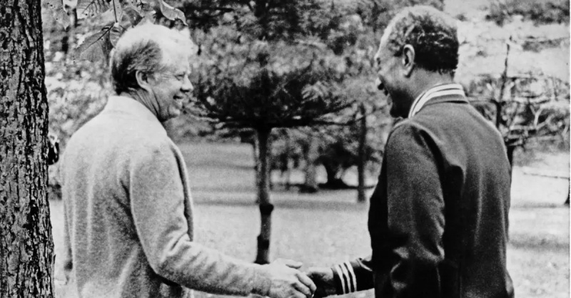 (L-R) Tidligere president Jimmy Carter og tidligere president i Egypt, Anwar Sadat, håndhilser på Camp David.