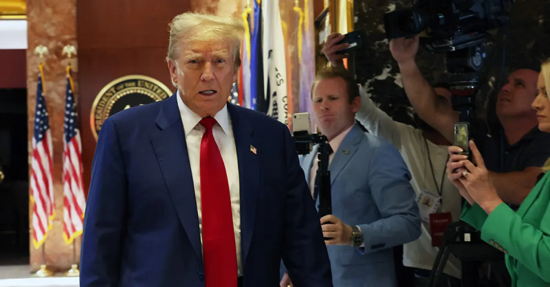 Donald Trump se îndreaptă spre pupitru în urma verdictului său.