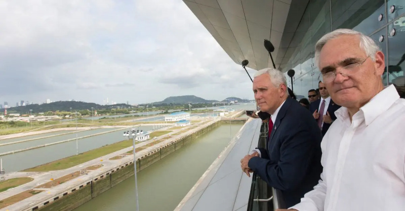 Mike Pence en el Canal de Panamá en 2017.