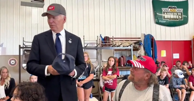 Joe Biden parla con un sostenitore di Trump in una caserma dei pompieri.