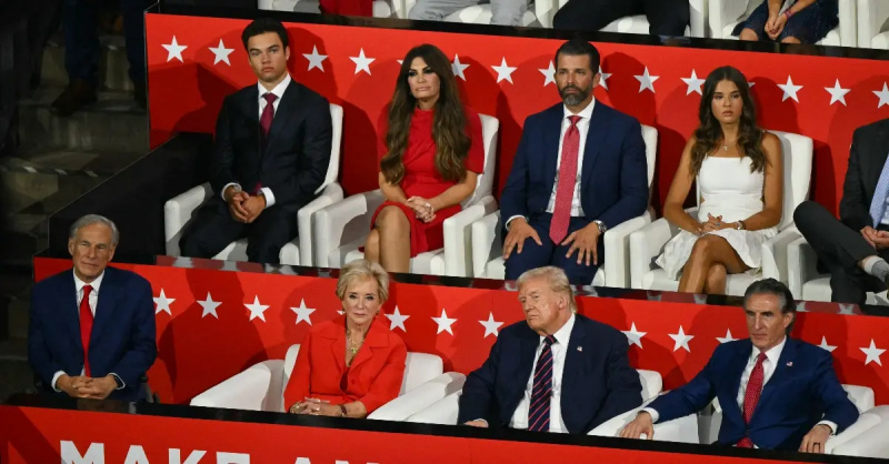 Az amerikai tévéhíradó, Kimberly Guilfoyle (2L), fia, Ronan Anthony Villency (L), Donald Trump volt amerikai elnök fia, Donald Trump Jr., lánya, Kai Madison Trump Texas kormányzójával, Greg Abbott-tal (L elöl), az Egyesült Államok volt elnökével ülnek. és Donald Trump 2024-es republikánus elnökjelölt (elöl 2R) és Észak-Dakota kormányzója, Doug Burgum (frontR) a 2024-es republikánus nemzeti kongresszus harmadik napján a Wisconsin állambeli Milwaukee-ban, a Fiserv Forumon, 2024. július 17-én. Néhány nappal azután, hogy túlélte egy merényletkísérlet, Donald Trump hivatalosan is jelölést nyert a republikánusok elnökjelöltjévé, és J. D. Vance ohiói amerikai szenátort választotta a jelöltnek. (Fotó: ANGELA WEISS / AFP) (Fotó: ANGELA WEISS/AFP a Getty Images-en keresztül)
