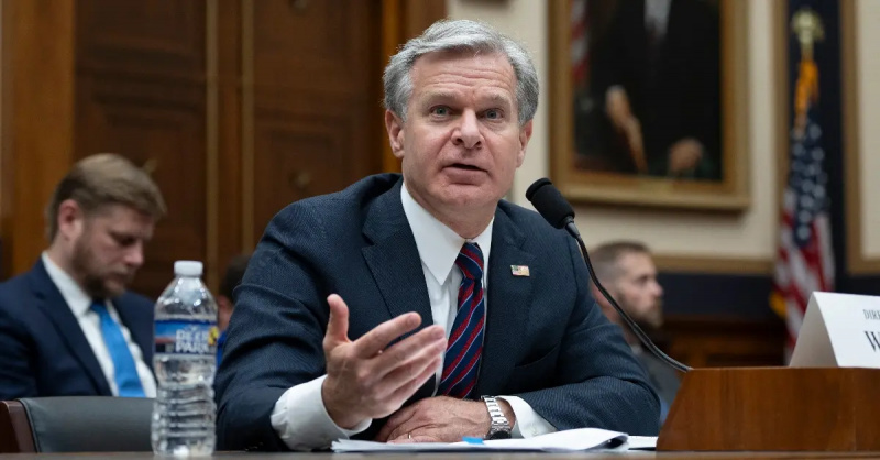 FBI-direktør Christopher Wray dukker op for Repræsentanternes Retlige Udvalg på Capitol Hill i Washington, DC den 24. juli 2024. Bevæbnet mand, der forsøgte at myrde Donald Trump ved et kampagnemøde, søgte online efter detaljer om skyderiet mod den amerikanske præsident John F i november 1963. Kennedy i dagene før angrebet, sagde FBI-direktøren. FBI-chef Christopher Wray, der vidnede for en kongreskomité, sagde også, at den bevæbnede mand fløj med en drone hen over området, hvor den tidligere præsident skulle tale omkring to timer før han indtog scenen. (Foto af Chris Kleponis / AFP) (Foto af CHRIS KLEPONIS / AFP via Getty Images)