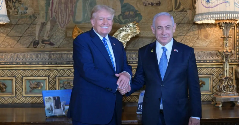 ) Den tidligere amerikanske præsident Donald Trump (V) giver hånd med den israelske premierminister Benjamin Netanyahu (R), mens de poserer til et billede under deres møde på Mar-a-Lago ejendom i Palm Beach, Florida, USA den 26. juli 2024 (Foto af Amos Ben-Gershom (GPO) / Handout/Anadolu via Getty Images)