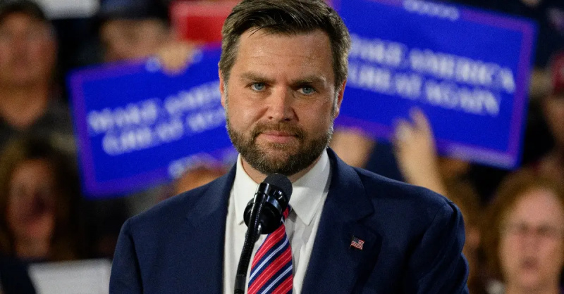 Republikanski potpredsjednički kandidat, američki senator J. D. Vance (R-OH) govori na skupu u prijevozničkoj tvrtki Team Hardinger 28. kolovoza 2024. u Erieju, Pennsylvania. Očekivalo se da će Vance raspravljati o gospodarskoj i energetskoj politici. (Fotografija: Jeff Swensen/Getty Images)