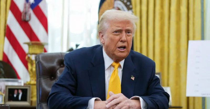 Donald Trump megjegyzéseket kínál az Ovális Irodában.