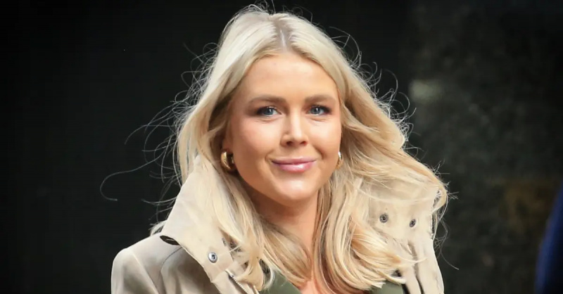 Karoline Leavitt bị phát hiện rời Tháp Trump và hướng tới Trump's hush money trial on April 25, 2024.