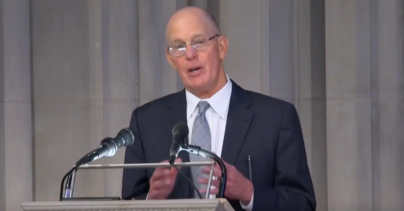 Steve Ford levererade hyllningen skriven av sin far på Jimmy Carter's funeral.
