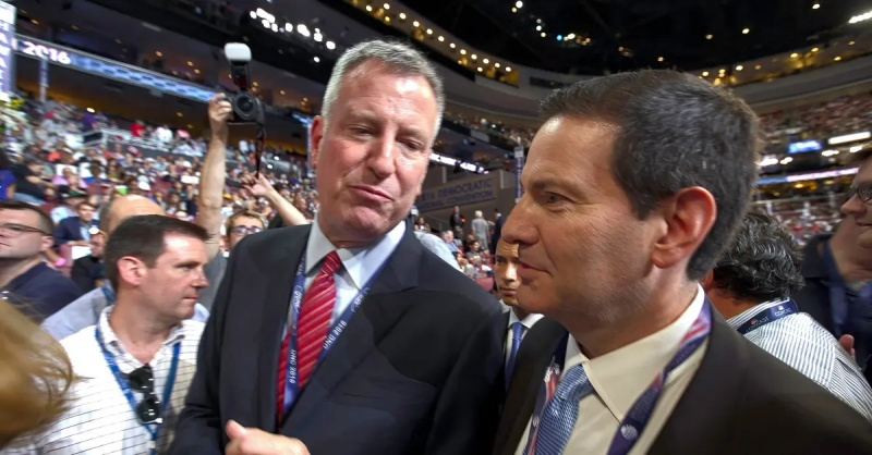 Je politický analytik Newsmax Mark Halperin republikán nebo demokrat?