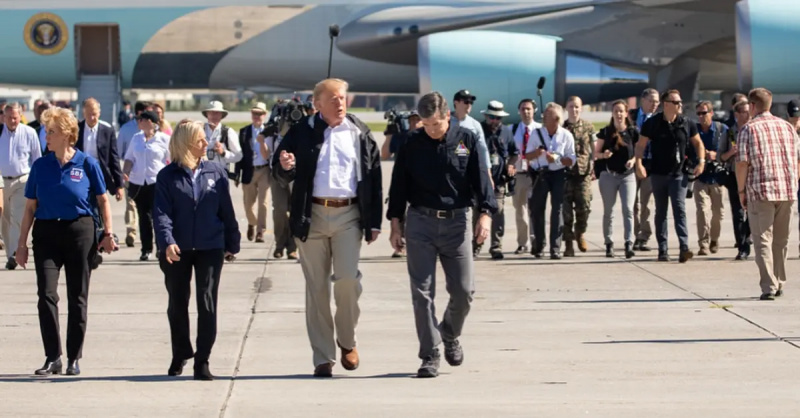 Линда МакМэхон с Трампом возле Air Force One