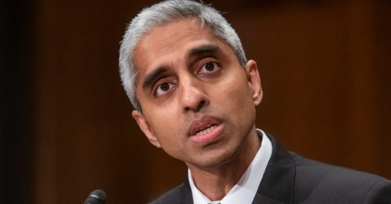 Vivek Murthy oslovuje skupinu lidí