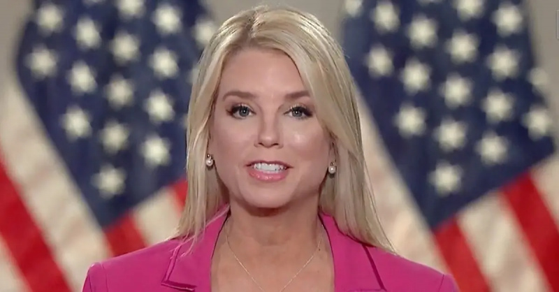 Pam Bondi habla en el RNC 2020.