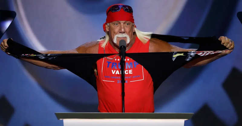 Hulk Hogan xé toạc quần short của mình tại RNC