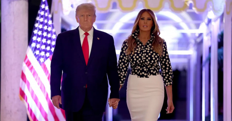 Melania ir Donaldas Trumpas „Mar-a-Lago“ kampanijos renginyje 2022 m