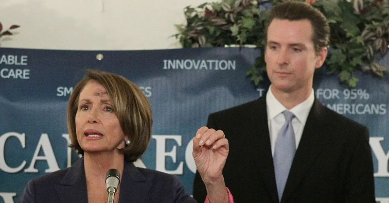 Gavin Newsom står bak Nancy Pelosi, 2010