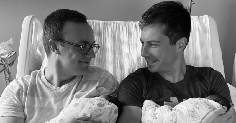 Pete Buttigieg (R) su savo vyru Chasten Buttigieg (L) ir jų dvyniais vaikais