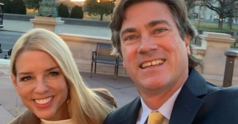 Pam Bondi con John Wakefield en 2019.