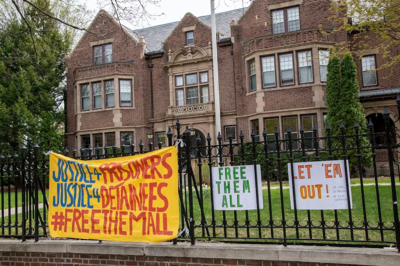 מושל מינסוטה's mansion in 2020 with protest signs outside