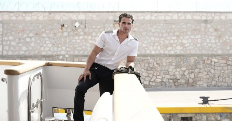 Джо Бредлі спирається на поручні Mustique on'Below Deck Mediterranean'