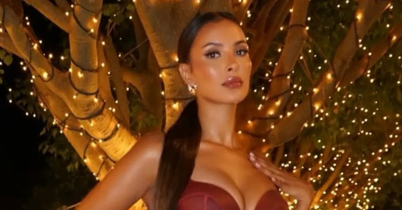 Maya Jama pozira na'Love Island: All-Stars' set