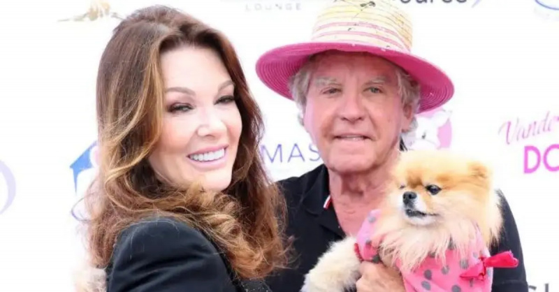 Лиза Вандерпамп и Кен Тодд держат померанский шпиц на красной дорожке Vanderpump Dog Foundation