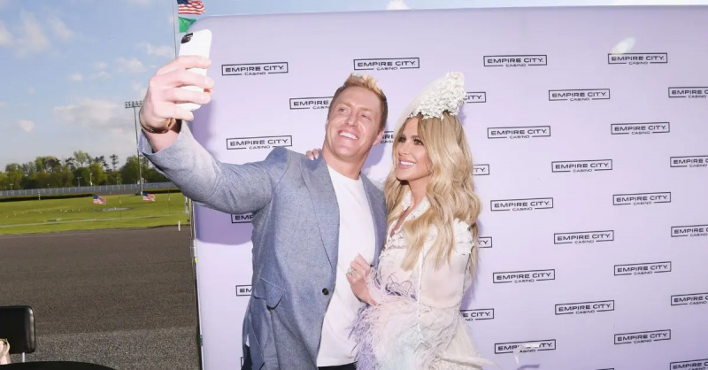 (l-r): Kroy Biermann og Kim Zolciak-Biermann tager en selfie.